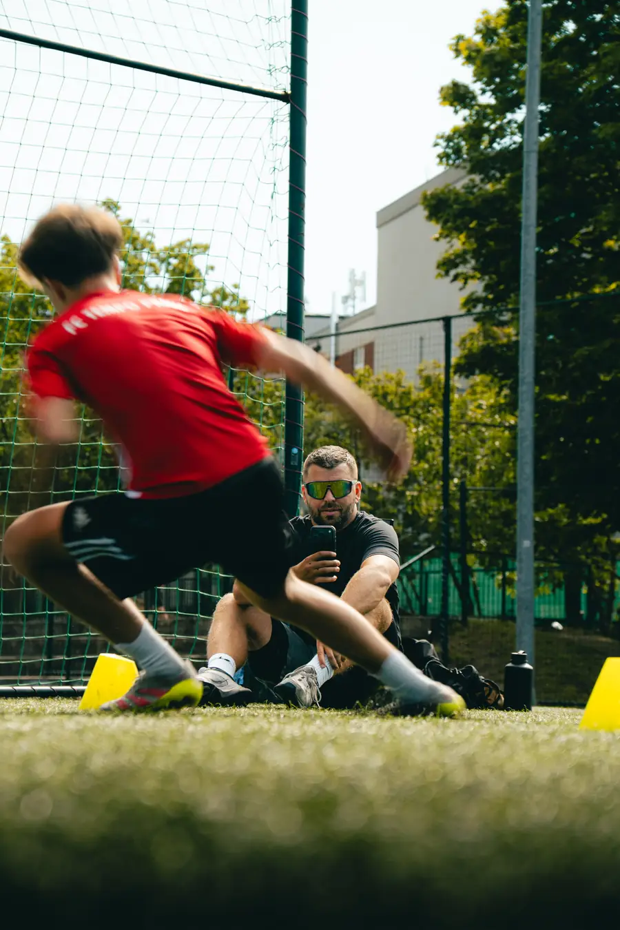 Trenér PSA natáčí sportovce při změně směru na videoanalýzu