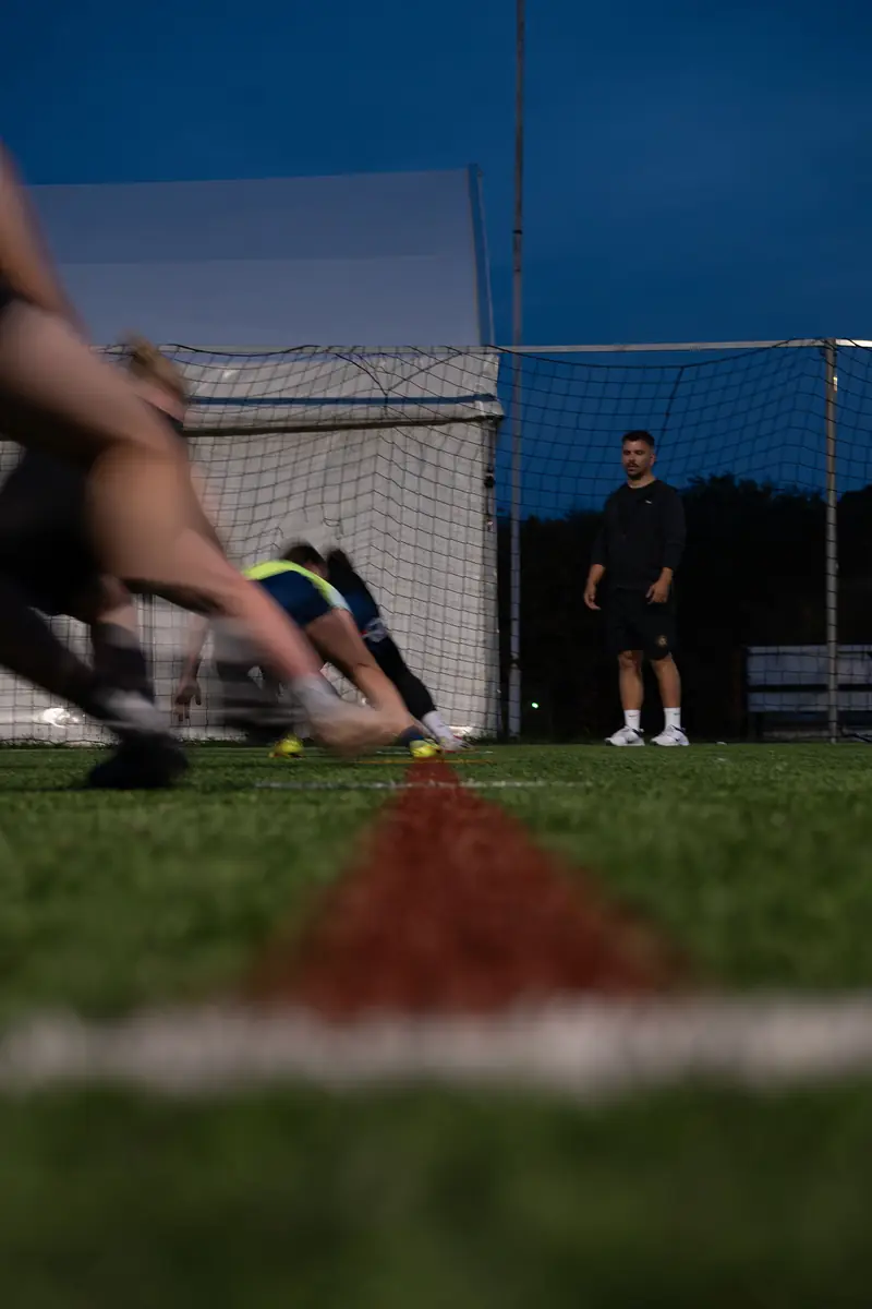 Trenér PSA sleduje sportovkyně při startech