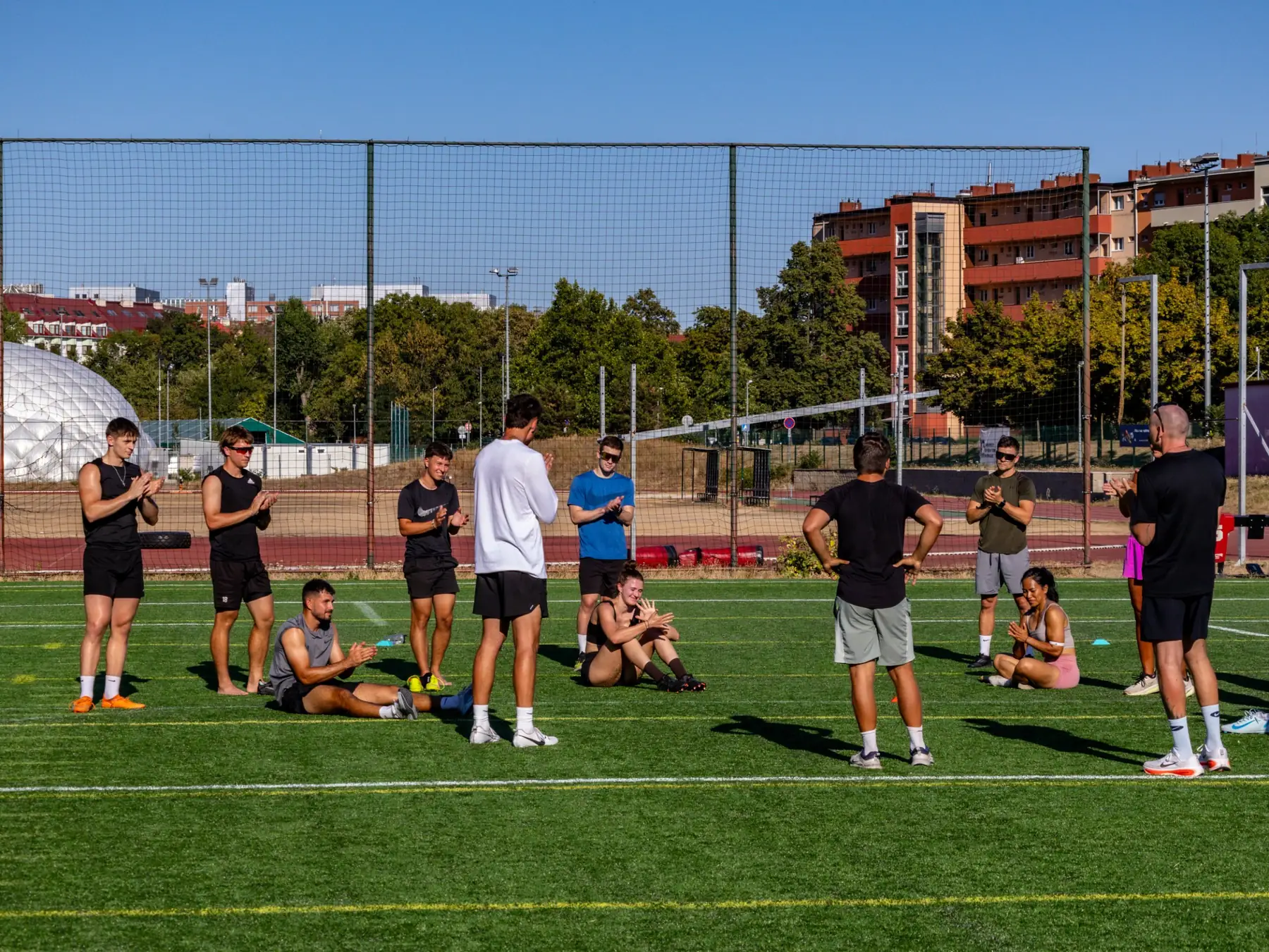 Účastníci workshopu Prague Speed Academy na hřišti